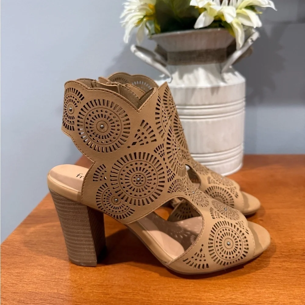 FRANCESCAS Bendetti scalloped Women's Tan Block Heel Sandals/size 6